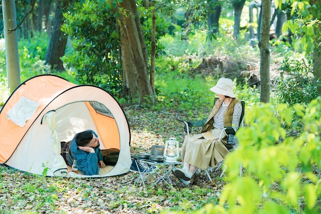 Hombre y mujer disfrutando de acampar en el bosque