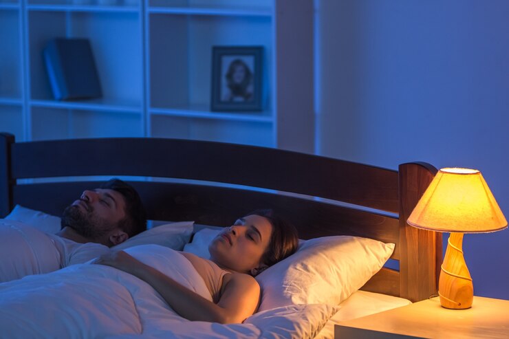 Foto el hombre y la mujer durmiendo en el dormitorio. noche