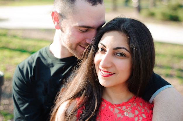 Hombre y mujer enamorada posando en el parque