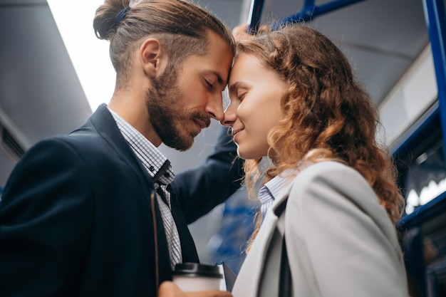 Hombre y mujer enamorados de pie en un vagón de metro