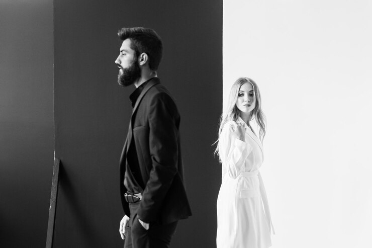 El hombre y la mujer encantan el elegante estilo de estudio de la pasión.