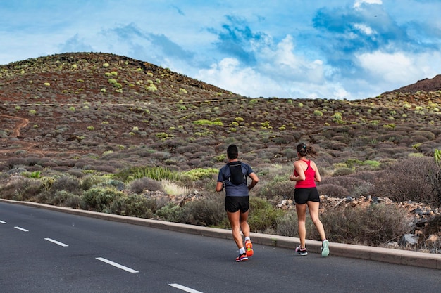 Un hombre y una mujer entrenan juntos para participar en una maratón personas que trabajan en un estilo de vida saludable