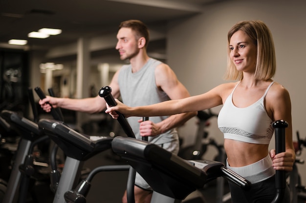 Foto hombre y mujer entrenando juntos