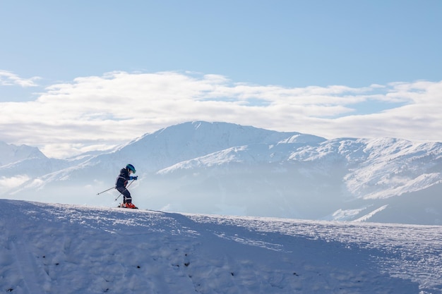 Hombre y mujer esquiando y haciendo snowboard en la estación de esquí de las montañas