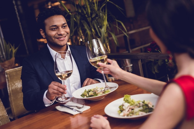 Un hombre y una mujer están bebiendo vino en una cita.