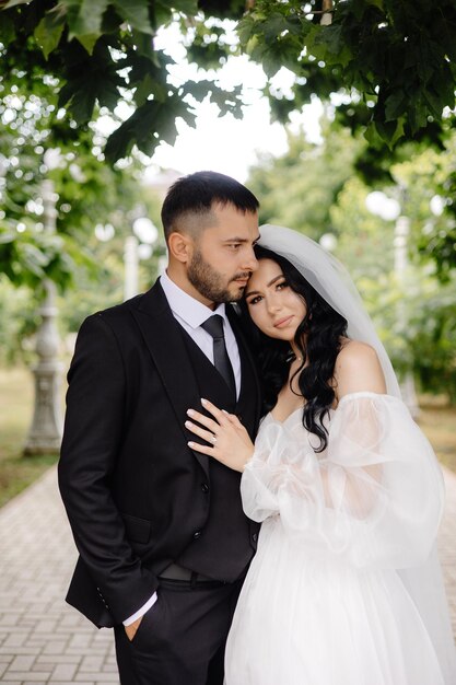 Foto un hombre y una mujer están posando para una foto en un parque