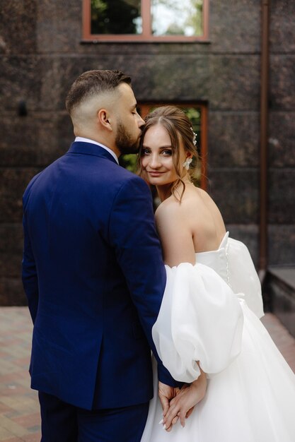 un hombre y una mujer están posando para una foto