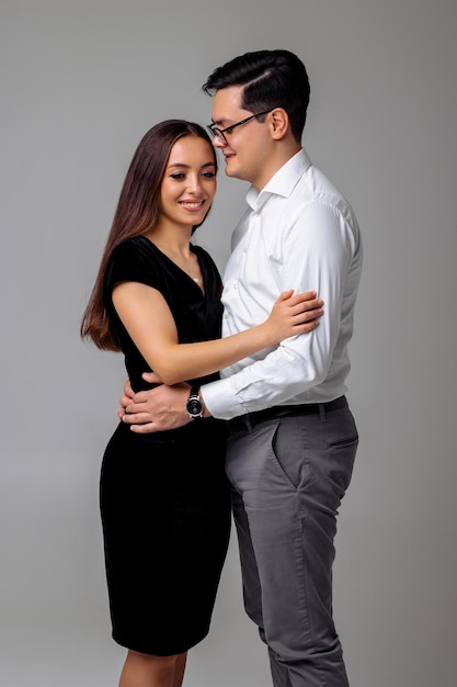 Foto un hombre y una mujer están posando para una foto