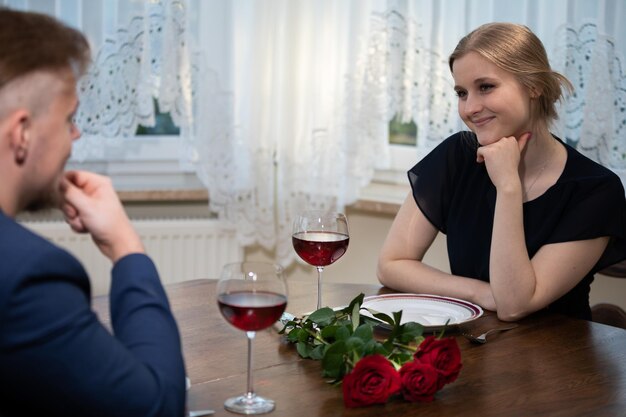 Un hombre y una mujer están sentados en la mesa después de una cena romántica