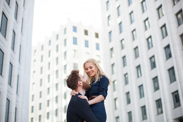 Foto hombre y mujer en el fondo del edificio de oficinas blanco