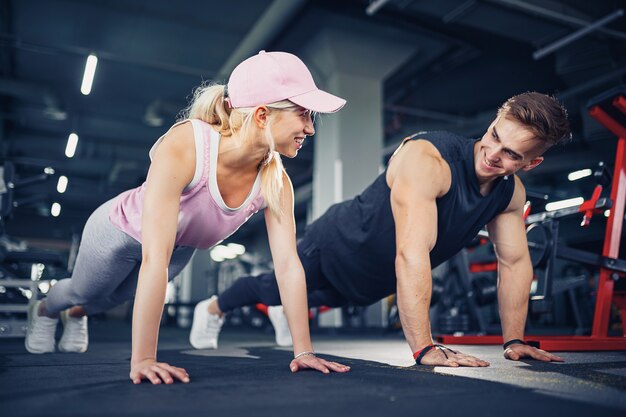 Hombre y mujer fortalecen las manos en el entrenamiento físico