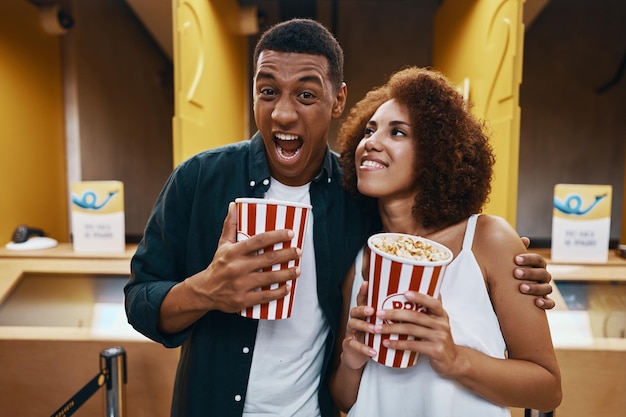 Un hombre y una mujer fueron al cine.