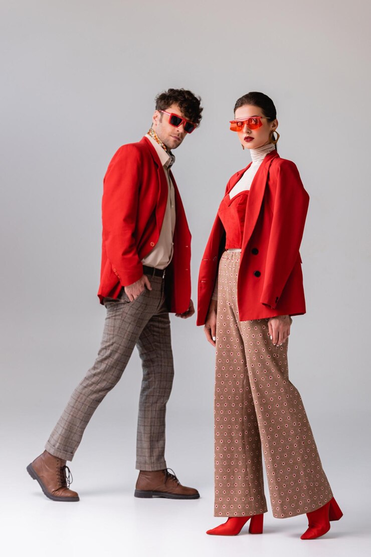 Foto un hombre y una mujer con gafas rojas y una chaqueta roja