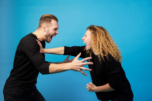 Hombre y mujer gritándose, peleándose y peleándose.