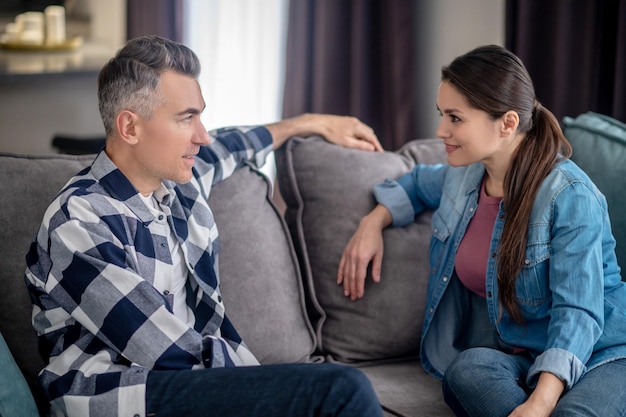 hombre y mujer, hablar, sentado, en, sofá