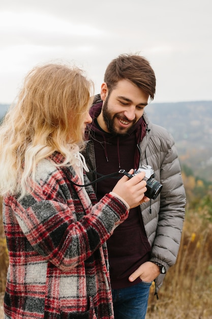 Hombre y mujer haciendo fotos al aire libre