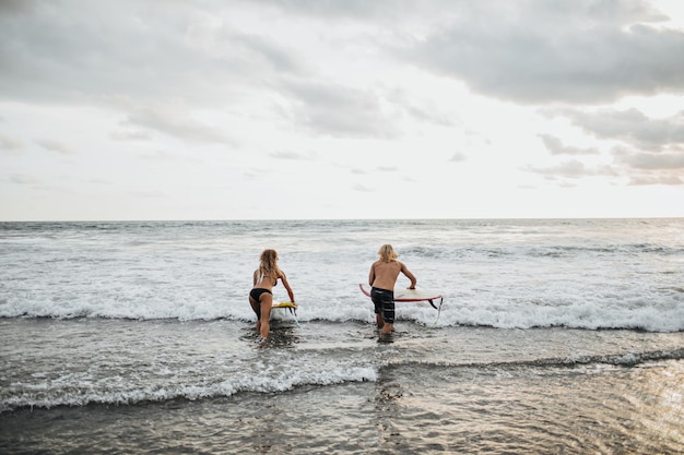 Hombre y mujer haciendo surf