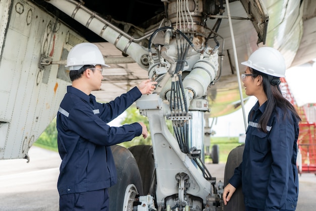 hombre y mujer, ingeniero, mantenimiento, avión