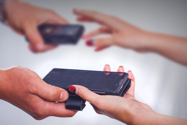 Hombre y mujer intercambian teléfonos inteligentes