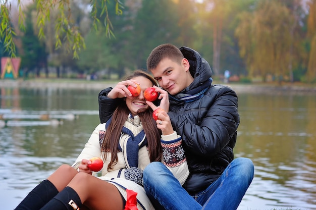 Hombre y mujer en el jardín con manzanas