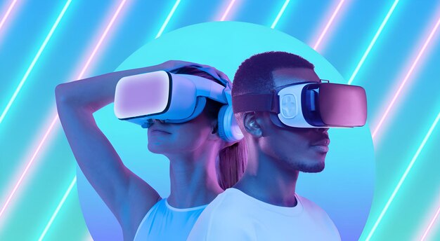 Foto hombre y mujer jóvenes en auriculares de realidad virtual explorando el mundo del juego de realidad virtual