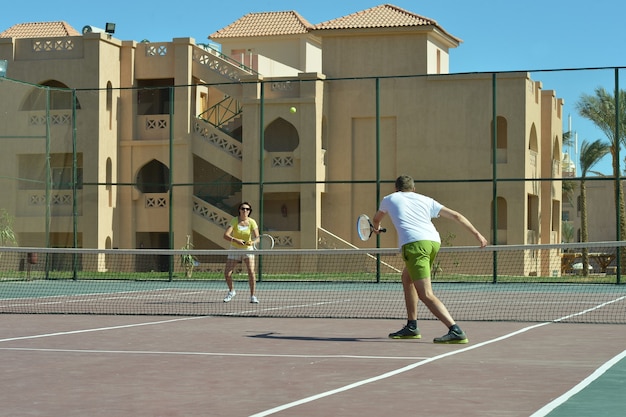 Hombre y mujer, jugar al tenis, en, cancha