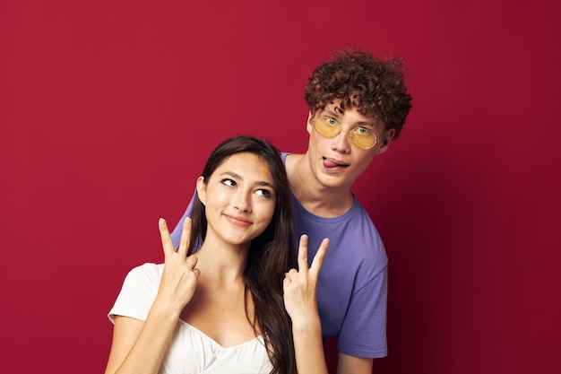 Hombre y mujer mano gesto diversión amistad fondo aislado