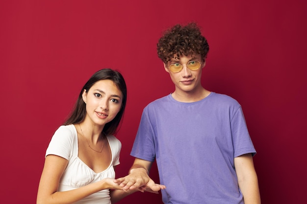 Hombre y mujer mano gesto divertido amistad fondo rojo