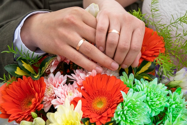 Hombre y mujer manos en anillos de boda