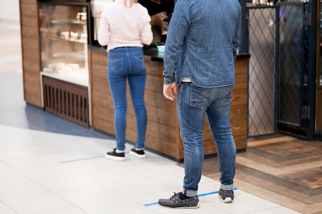 Hombre y mujer manteniendo la distancia social.