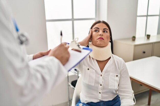 Hombre y mujer médico y paciente con consulta médica por accidente en la clínica