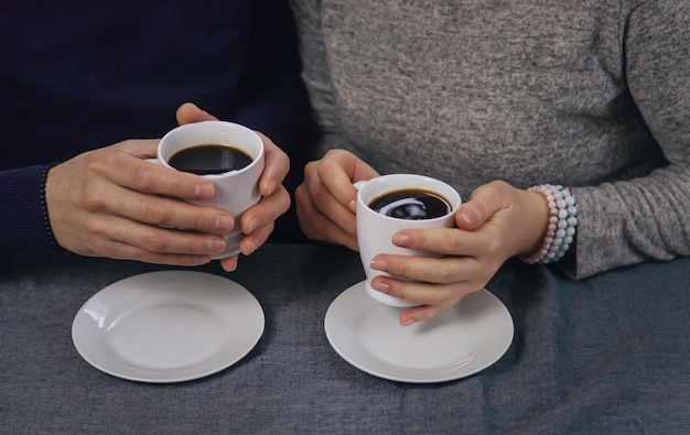Hombre y mujer en la mesa con una taza de café