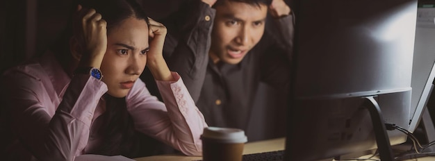 Hombre y mujer mirando la computadora