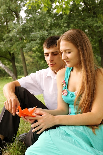 Hombre y mujer mirando una grúa de papel