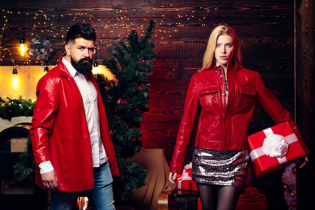 Hombre y mujer de moda el día de Navidad