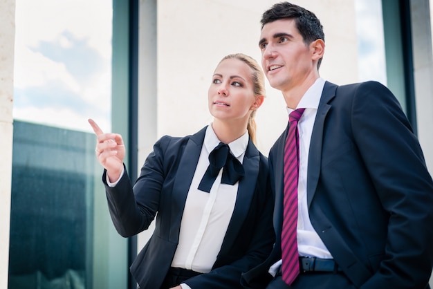 Hombre y mujer de negocios discutiendo