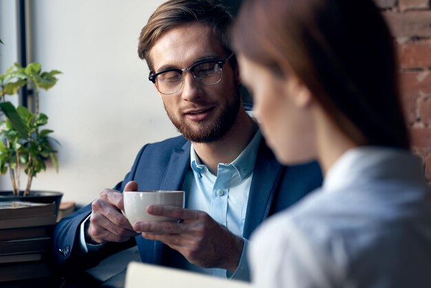 Hombre y mujer de negocios sentados en la cafetería socializando el estilo de vida del desayuno