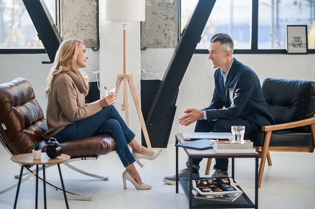 Un hombre y una mujer en la oficina conversando