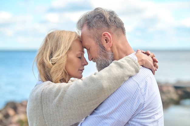 Hombre y mujer, con, ojos cerrados, conmovedor, caras