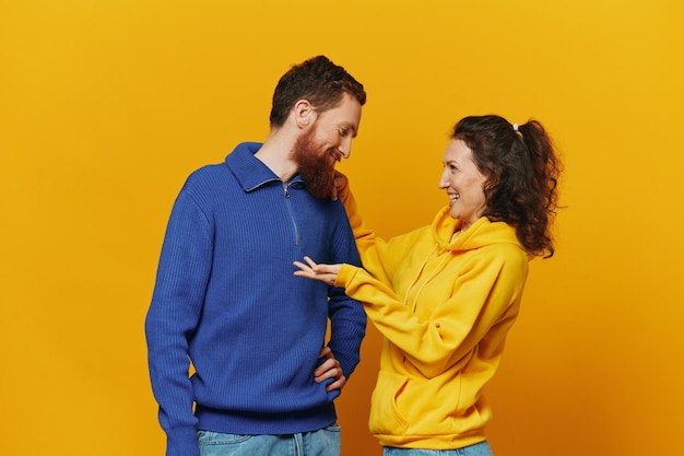Hombre y mujer pareja sonrisa y felicidad fondo amarillo familia