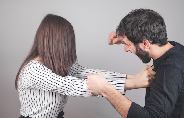 Hombre y mujer peleando en casa.