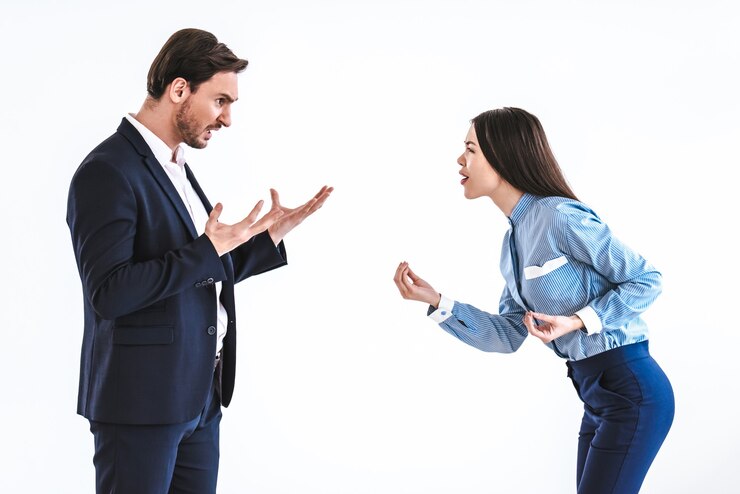 Foto el hombre y una mujer peleando sobre el fondo blanco.