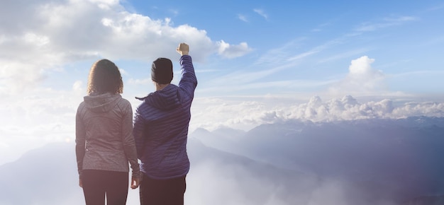 Hombre y mujer de pie juntos disfrutando de la hermosa vista del paisaje