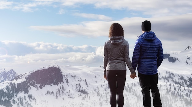 Hombre y mujer de pie juntos disfrutando de la hermosa vista del paisaje