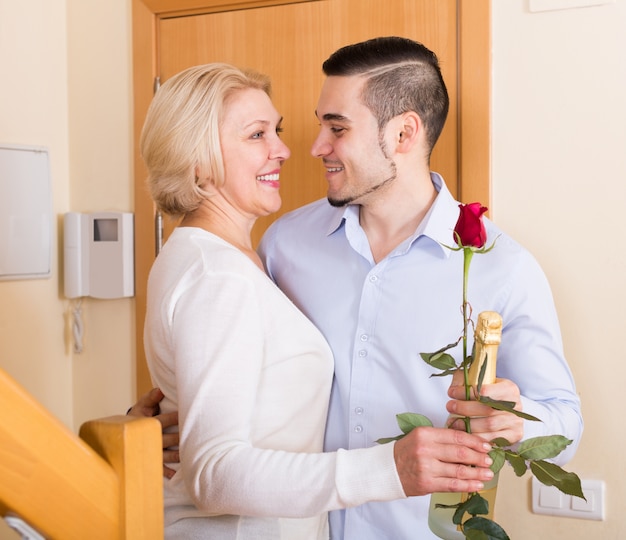 hombre y mujer de pie en la puerta