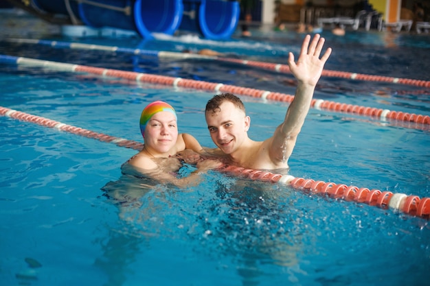 Hombre y mujer en la piscina