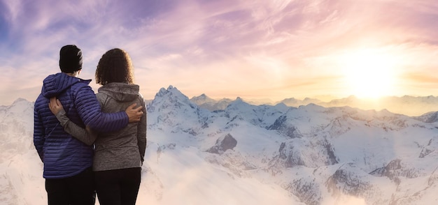 hombre y mujer, posición, juntos, con, paisaje, vista