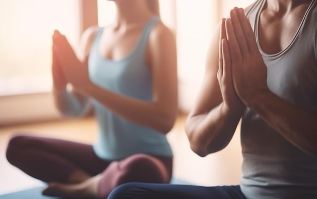 Un hombre y una mujer practicando yoga en un estudio de yoga.