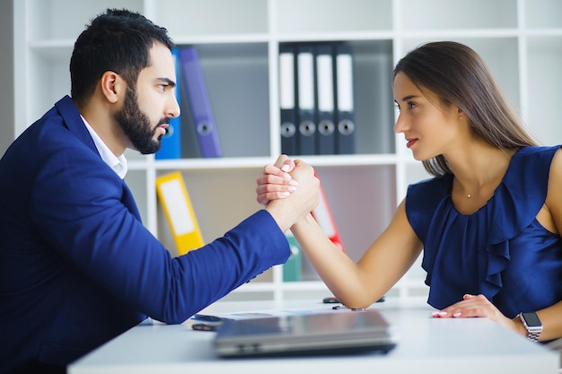 Hombre y mujer pulseadas en la mesa