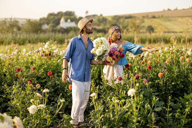 Hombre y mujer recogen flores en la granja al aire libre